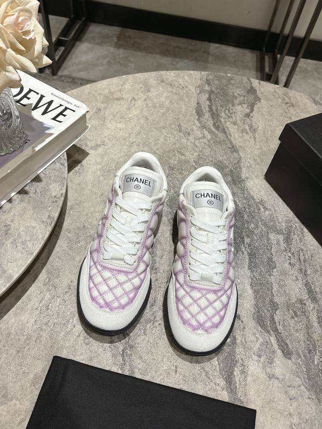 Chanel｜小香经典菱格复古休闲运动鞋经典菱格羊皮与复古结合鞋型要比其它运动鞋更秀气大大的鞋舌是灵魂所在就很有特色脚感也主打一个舒适 非常非常的软后跟双C L
