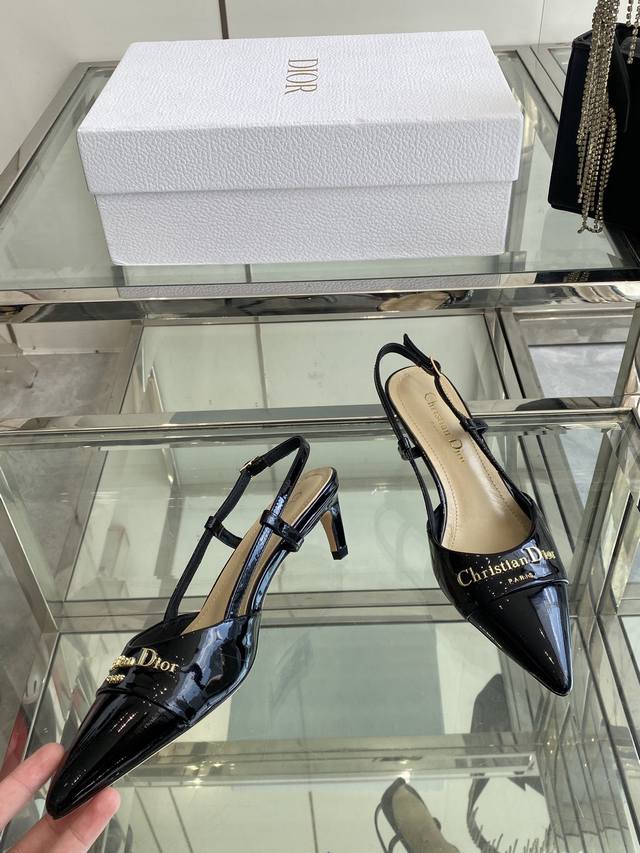 Dior 25Ss 春夏新款Dior尖头高跟 后空凉鞋 这款 My Dior 露跟高跟鞋是2025春夏成衣系列新品 精致优雅 采用牛皮革精心制作 尖头设计 点缀