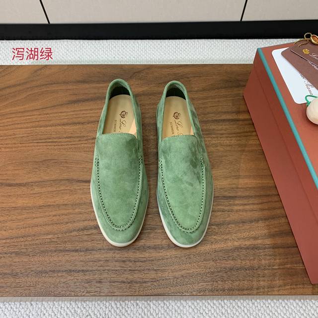 Loro Piana 光面乐福鞋。意大利顶级羊绒复古优雅低调奢华。时尚性与皮料实用性同样兼具依然全网最高品质。鞋面羊京丝质柔滑。手工缝线，水染皮里，原版大底。部