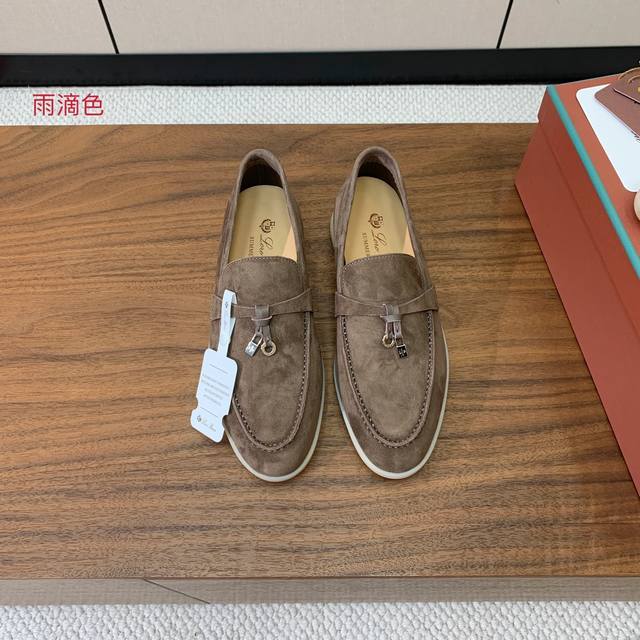 Loro Piana 乐福鞋。意大利顶级羊绒复古优雅低调奢华。时尚性与皮料实用性同样兼具依然全网最高品质。鞋面羊京丝质柔滑。手工缝线，水染皮里，原版大底。部分颜