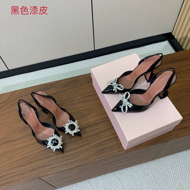Amina Muaddi 钻扣后空单鞋。鞋面真丝细腻柔美，仿佛穿上了春天的浪漫。羊皮垫脚，注塑真皮大底。跟高9.5Cm 彩色只支持更换尺码，不支持退换款。部分颜