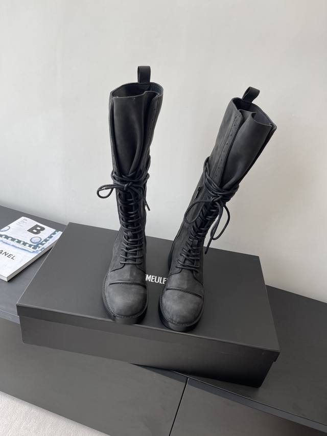 Ann Demeulemeester 25Ss新款复古风 绑带长靴 该系列将未加工的粗粝质感与细腻的脆弱美学创造性结合 在解构主义剪裁中塑造出兼具力量与柔情的现