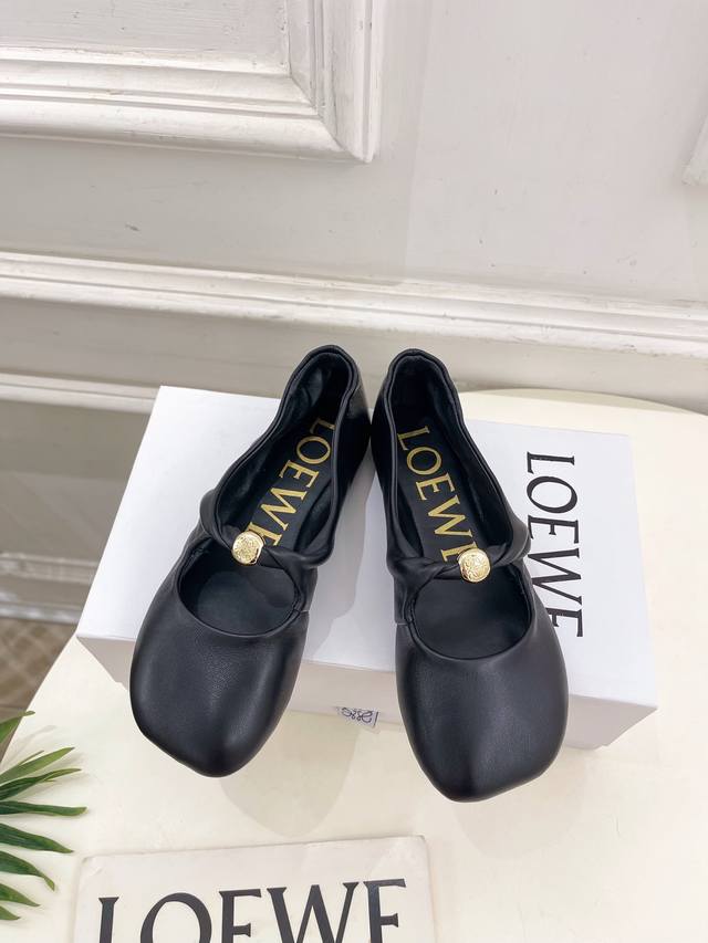 Loewe 罗意威 2025春夏新品 Pebble小金球平底芭蕾舞鞋 Loewe作为这两年最受欢迎的设计师牌，设计简单、细节巧妙、清新脱俗！ 不想满大街撞款的可