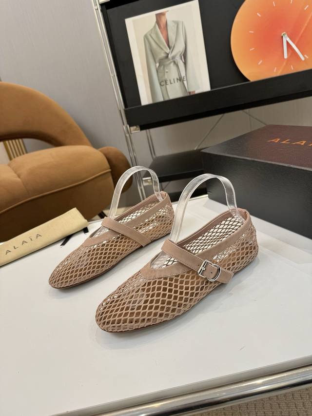 Price: 品 牌：Alaia阿莱亚24S新品复古扣带玛丽珍鞋芭蕾舞鞋 走秀款平底芭蕾舞鞋章小蕙同款甜酷芭蕾风，人气超高的一款芭蕾舞鞋，浪漫又迷人舒适百搭满满