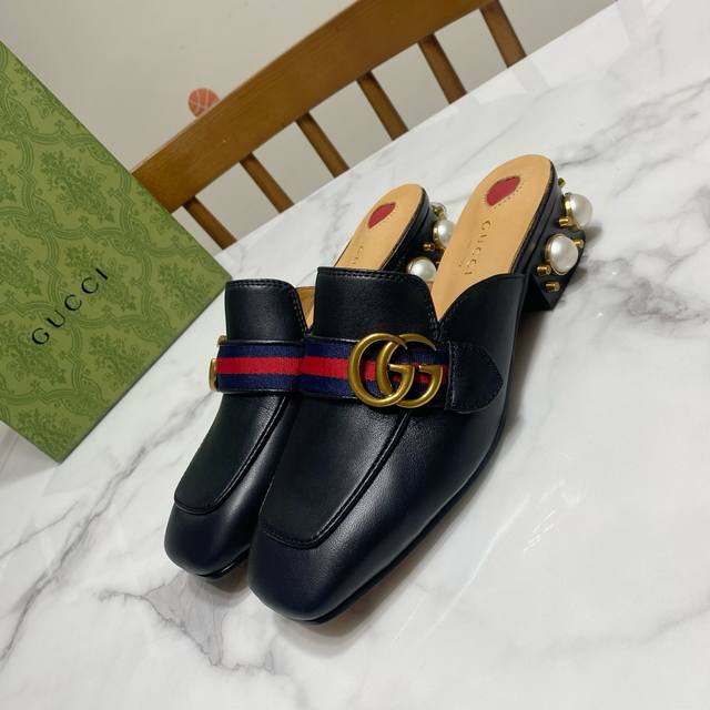 半拖款 Gucci 古奇 经典 方头 珍珠跟单鞋，可两穿的懒人鞋，简约百搭舒适，鞋跟采用手工镶嵌珍珠 不用担心掉珠子问题 ，上脚超级美鞋面为粒面牛皮，里垫为水染