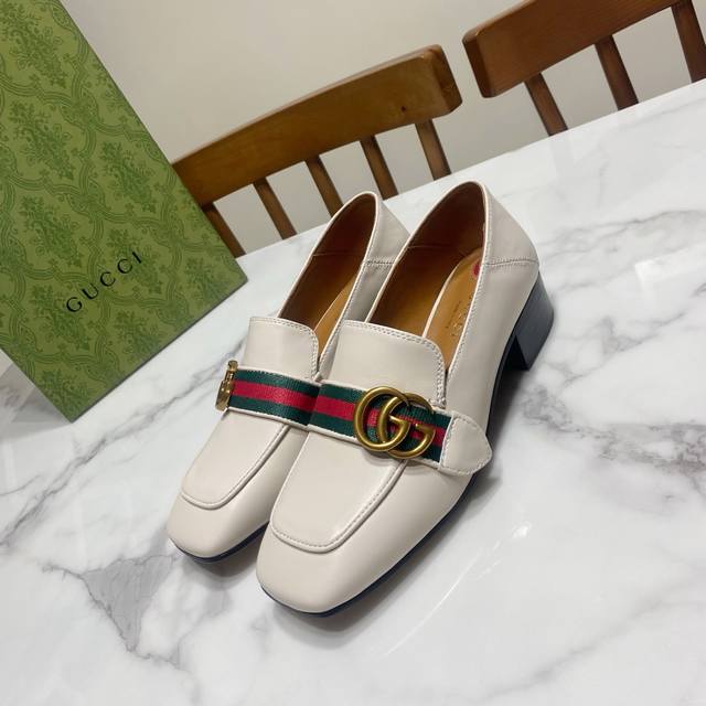 米无珠款 Gucci 古奇 经典 方头 珍珠跟单鞋，可两穿的懒人鞋，简约百搭舒适，上脚超级美鞋面为粒面牛皮，里垫为水染牛皮，原版开模五金Gg扣，真皮底跟高：3.