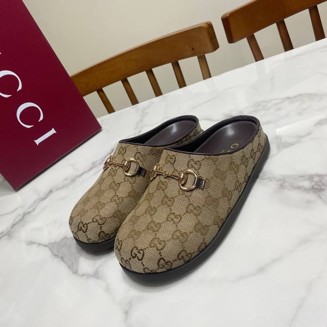 Gucci 古奇 包头 穆勒鞋，简约大气，脚感舒适鞋面为胶片羊皮滚边，内里为羊皮，天然Pu水台中底，原版私模大底Size：35-41码 41.42码定做，不退换