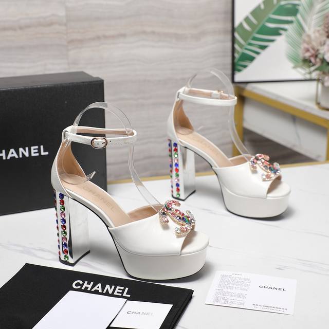 高版本Chanel香奈儿 早春经典钻跟+双C水钻扣凉鞋顶级版本，简约而不失优雅的设计！好穿好搭清新脱俗，生动知性优雅～更蕴含着不羁的时尚态度，这种态度是从心底里
