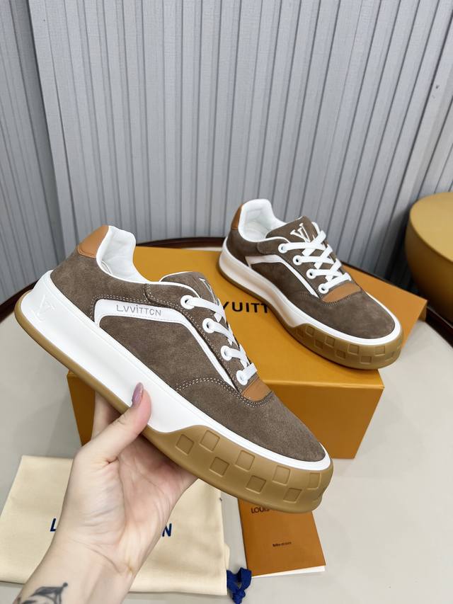 顶级版本 Lv-路易威登-经典走秀新款空胶工艺 原版1：1开发复刻！！上脚非常舒适 奢侈用料，做工精细，中底印有欧洲制造英文字母鞋面由意大利进口小牛皮拼接，侧边