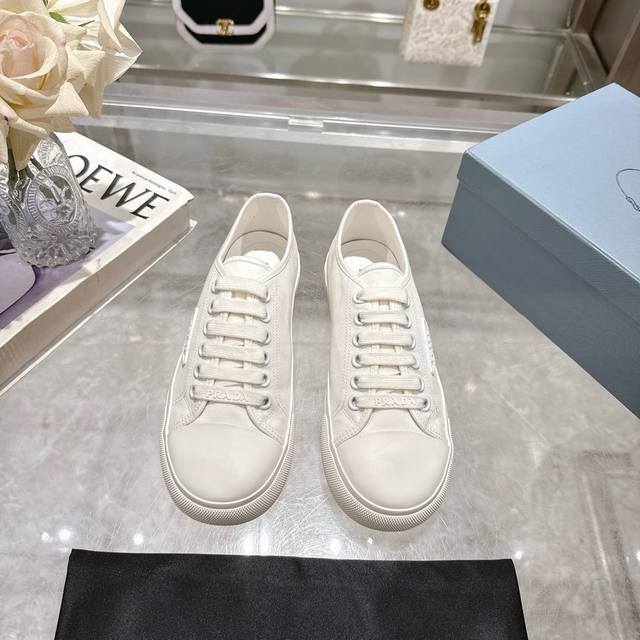 出厂价P Prad* 普拉达25Ss圆头帆布鞋科技帆布最新黑科技 相隔几年Prada又给我们带来好看的饼干鞋了 时髦精绝对不能错过的必入款，没有任何繁杂装饰，质