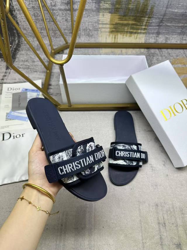 Dior最新爆款拖鞋，35-42码，