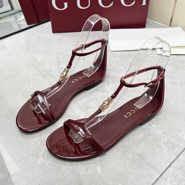 Gucci 古驰 25Ss最新款 这款颇具辨识度 时尚竹节扣T字带尽显别样魅力，设计融合传统灵感与现代百搭风格，优雅点缀造型面料：柒皮内里 垫脚：羊皮码数：35