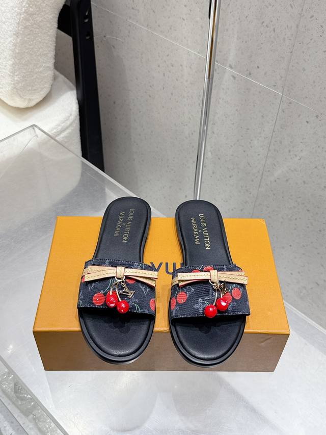顶级版本 Louis Vuitton 25 Ss 路易威登最新款 平底拖鞋本款莉莉凉拖出自路易威登×村上隆系列，Lv X Tm 9Am平底拖拥有瞩目线条，点明路