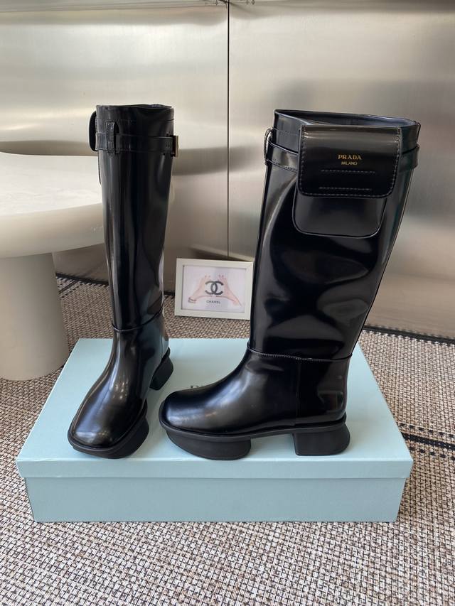 代购级别 2025Ss Prada 新款Equal一脚蹬机车靴，重新演绎1999春夏系列档案库设计，采用现代主义廓形。醒目线条结合创新鞋底。最近 得不得了 创新