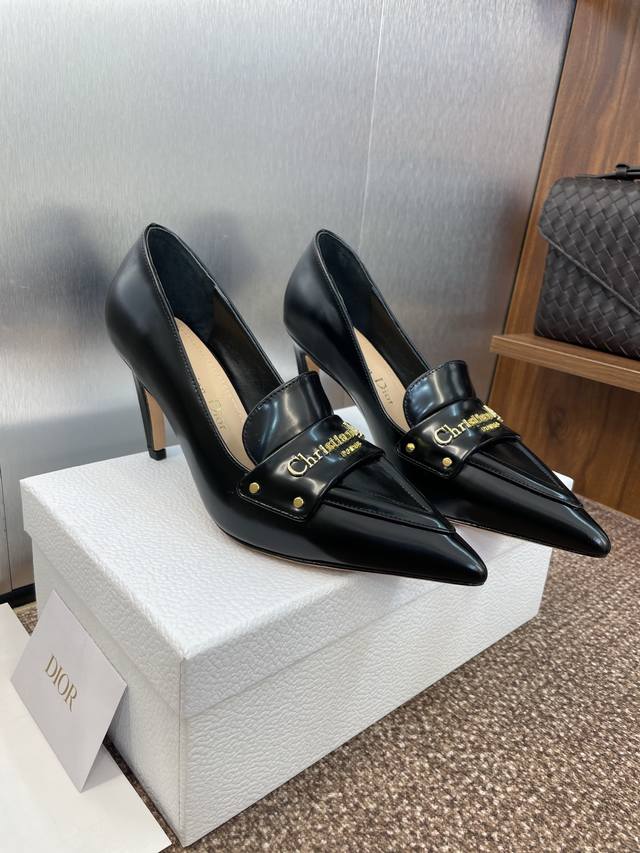 工厂P价P 迪奥 2025春夏高定系列新款 My Dior 高跟尖头女鞋 Cd字母Logo五金扣细跟单鞋材质：进口开边珠牛皮 小牛皮 环保透气科技面料+水染羊皮