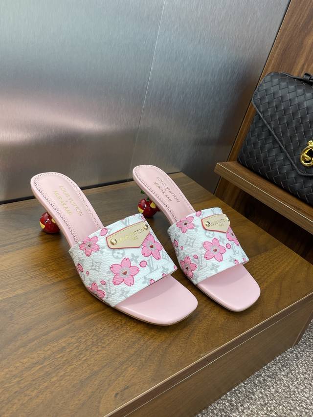Louis Vuitton 2025春夏新款樱桃跟果冻色女鞋 Lv 字母Logo五金铆钉皮扣方头拼色凉拖鞋材质：鞋面进口环保透气老花牛皮+水染羊皮内里+意大利真