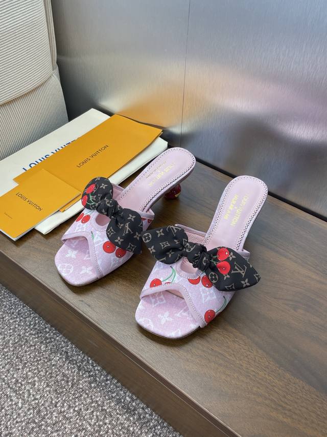 Louis Vuitton 2025春夏新款樱桃跟果冻色女鞋 Lv 字母Logo蝴蝶结方头拼色凉拖鞋材质：鞋面进口环保透气老花牛仔布+水染羊皮内里+意大利真皮大