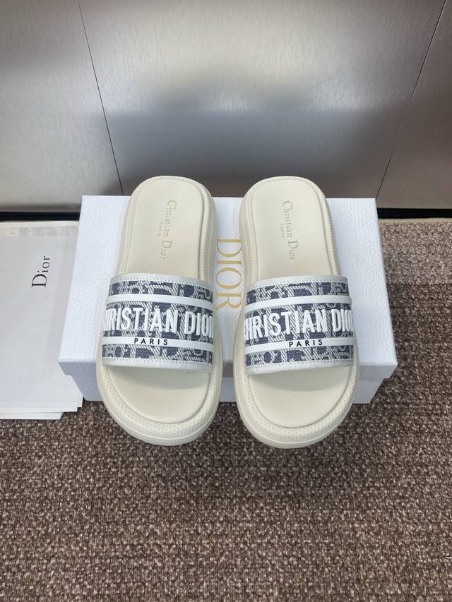 工厂P价P 迪奥 Dior 2025春夏走秀新款 Iviera Evolution厚底休闲女鞋 Cd字母Logo立体老花刺绣露趾凉拖鞋 明星同款拼色平底圆头沙滩