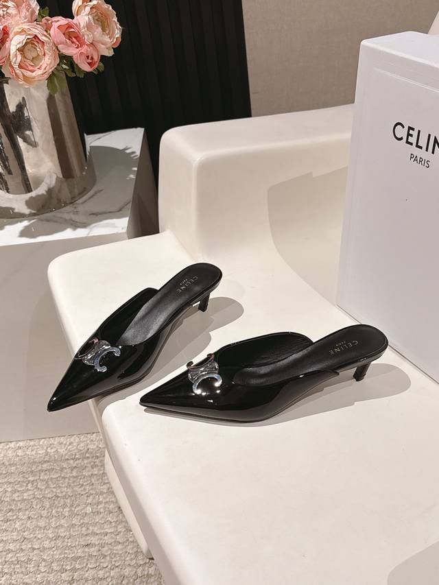 Celine 赛琳经典凯旋门尖头猫跟拖鞋一眼沦陷 酷中带点小性感标志性的凯旋门立体金属扣设计金属光泽在阳光下闪烁 低调而又醒目将品牌的经典元素完美呈现 尽显高级
