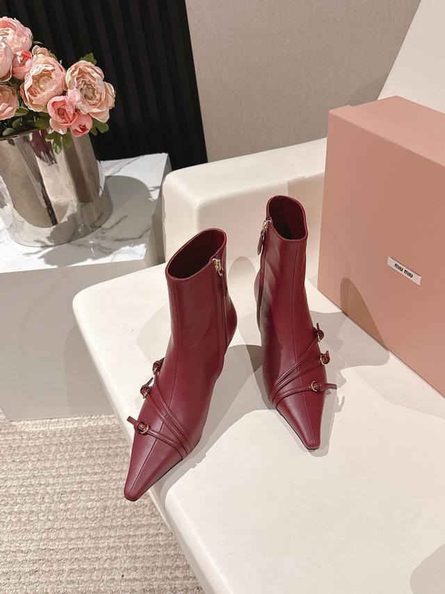 短靴 Miumiu 缪缪 25Ss秋冬新款细跟小方头侧拉链短靴鞋面：采用原版混种羊皮牛漆皮内里：羊皮 鞋底：意大利进口真皮大底跟高：5.5Cm 9Cm码数：35