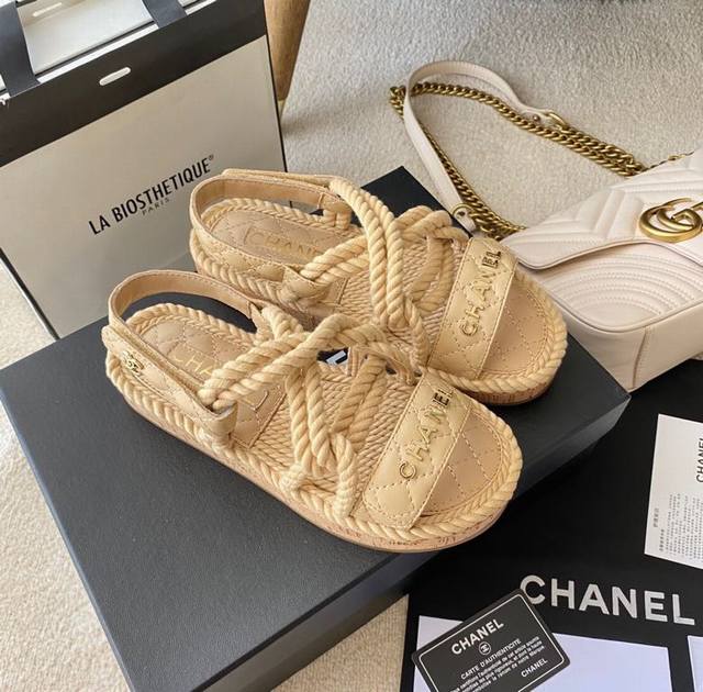 出厂价P 的绝对爆款！。Coco Chanel总是说：“鞋子是优雅最重要的一部分，一双好鞋可以衬出女士优雅和高贵。市面上最高版本，第一次看到足够搭配你衣柜里所有