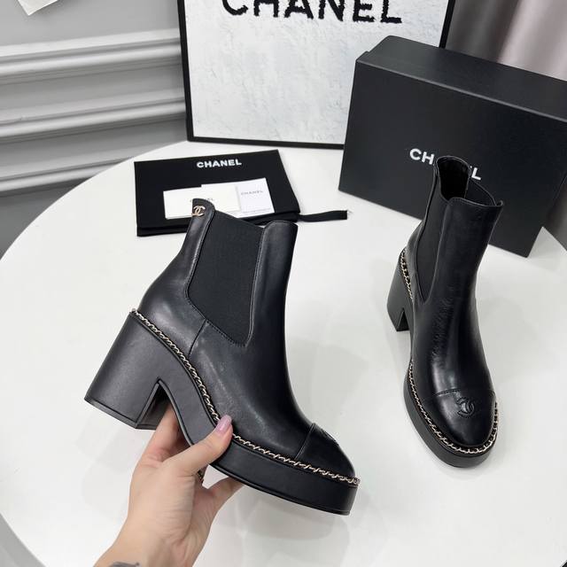 高版本香奈儿Chanel，小香 款秋冬专柜最新款短靴，本季秋冬季节必备单品！！香奈儿女士钟爱简约又难以抗拒系 搭配展现与众不同的穿搭风格、自由混搭闪耀到位跟紧香