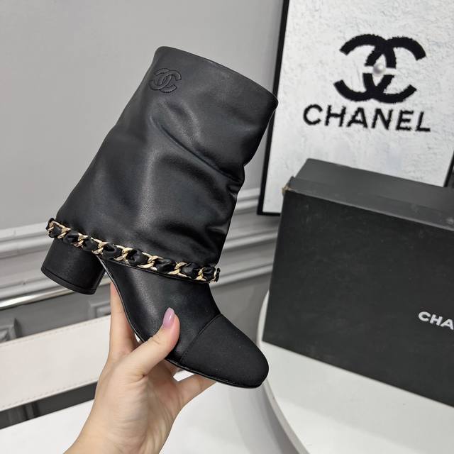 高版本香奈儿Chanel，小香 秋冬专柜最新款长靴，本季秋冬季节必备单品！！香奈儿女士钟爱简约又难以抗拒系 搭配展现与众不同的穿搭风格、自由混搭闪耀到位跟紧香奶