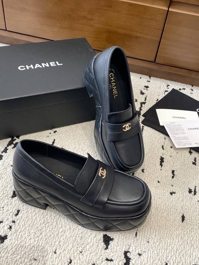 Chan*L 2025小香C家早春新款厚底松糕鞋专柜最新最火手工坊休闲鞋 松糕鞋！专柜代购版本！！专柜最难入手手工坊鞋！经典字母Logo 时髦感爆棚 彰显霸主地