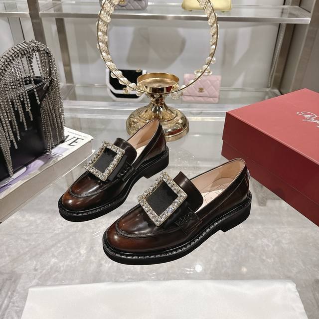 出厂 市面最高版 Roger Vivier 』25新款新色经典铜扣和钻扣单鞋购入原版1:1打造复刻，复制出与原版无差别的对比刘雯 唐嫣众多明星上脚，无论搭配裙装