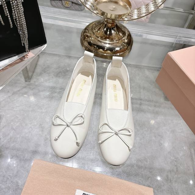 平底 高跟 Miu Miu 缪缪 25Ss春夏新款 复古 蝴蝶结 圆头单鞋春夏清新配色，曲线优美 日常穿搭都很搭，后跟有专属标识性Logo格调，上脚尽显优雅魅力
