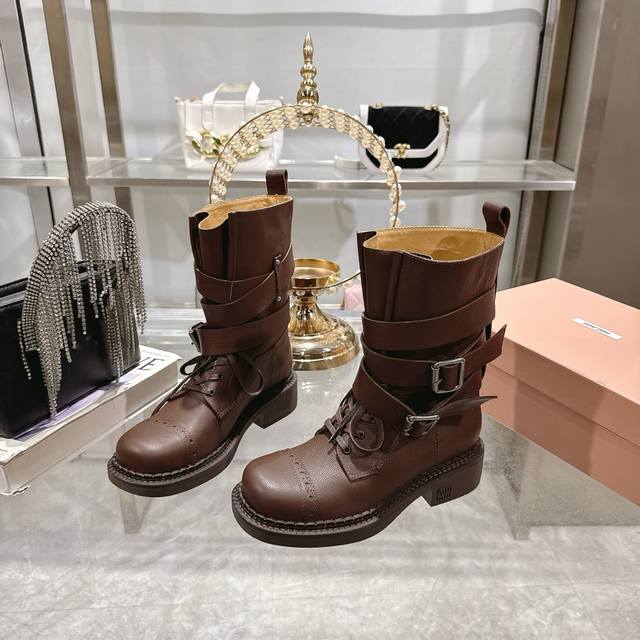 皮 。牛京 25Ss秋冬新款马丁靴 骑士靴设计感十足，Miumiu的独特风格展现无遗，让你瞬间成为人群中的焦点 皮带柳钉战靴 进脚特别容易 上脚也是特别酷成为时