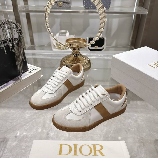 出厂 代购级迪奥Dior 情侣款C ‘ Est 25Ss 新款休闲鞋运动鞋板鞋小白鞋彰显醒目而时尚的风范。精心制作，鞋面设计风格搭配超级时尚，细节也增添一丝优雅