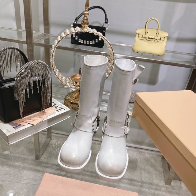 出厂 Miumiu 25秋冬新品限量款高筒靴Miu系全球限量款靴子 重工艺手工鞋 复古擦色牛皮气质马丁靴 满满的复古感整个皮料选用进口小牛皮 皮质高级柔软细腻