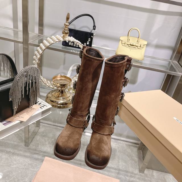 出厂 羊京 Miumiu 25秋冬新品限量款高筒靴Miu系全球限量款靴子 重工艺手工鞋 复古擦色牛皮气质马丁靴 满满的复古感整个皮料选用进口小牛皮 皮质高级柔软