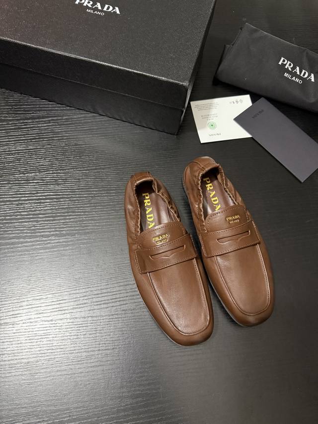 Prad* 新品乐福老钱风乐福鞋 简约线条勾勒利落型格 一脚蹬的松弛感 踩出时髦不费力的腔调 是日常出街 进阶穿搭的隐藏王牌 鞋面进口小牛油腊皮麂皮 内里进口小