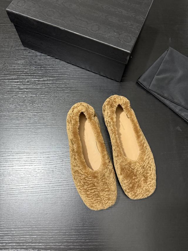 Dries Van Note* 独家毛毛单鞋对毛毛鞋真的没有抵抗力 随性慵懒松弛 毛绒感拉满 踩进云朵里的软糯芭蕾鞋 复古又嗲 一脚蹬秒变温柔小姐姐鞋面原版定做