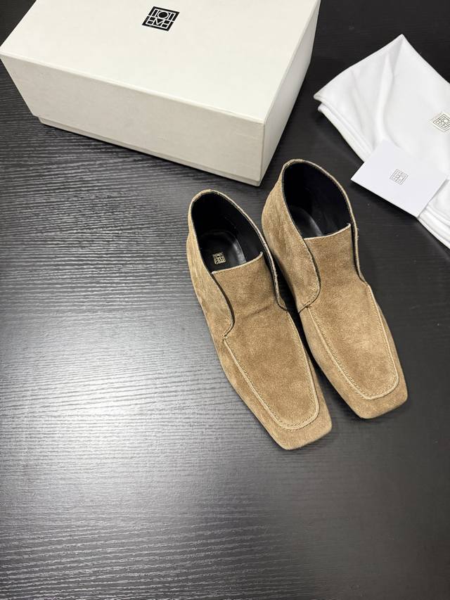 Totem*新品简约线条勾勒利落轮廓 自带慵懒滤镜的麂皮乐福 方头一踩 把松弛感穿成日常鞋面进口麂皮 内里进口牛皮 进口真皮大底 35-39 40.41定