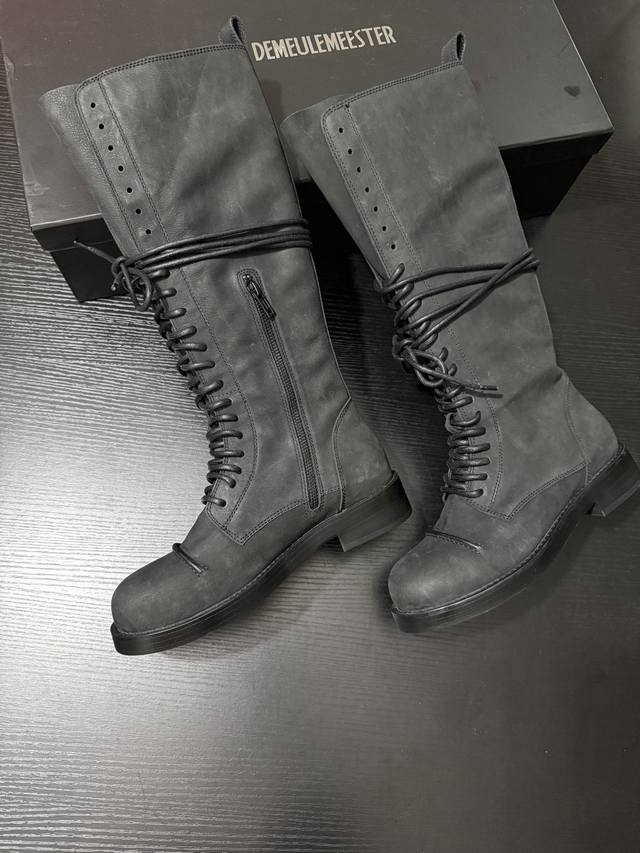Ann Demeuemees* Ann骑士靴哑光皮质自带暗黑氛围 绑带设计添几分酷飒 硬朗靴型撑满气场 是时髦精玩转街头 诠释先锋风格的绝佳利器 面料进口头层牛