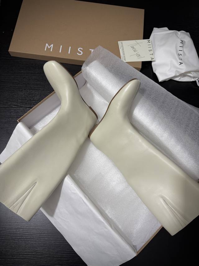 Miist* 新品靴利落线条勾勒酷飒轮廓 简约自带高级气场 靴型贴合腿部 轻松拿捏时髦张力 是街头吸睛 风格进阶的宝藏单品 鞋面进口小牛皮 内里进口牛皮 进口真