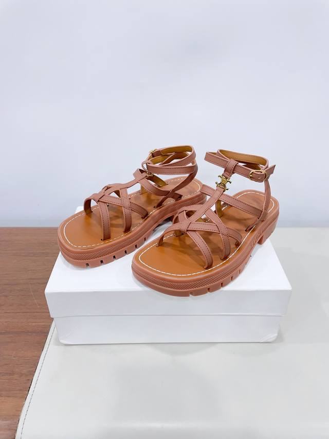 Price： *-Ss新品思琳复古罗马凉鞋 进出专柜无压力，重工版，拒绝一眼假Low货 原版楦型，调试N次、这款上脚绝对Vintage复古风味十足 鞋面材质：头