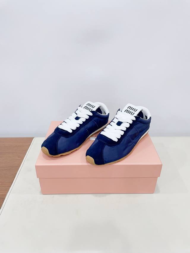 Price： Miumi2025 早春走秀新款阿甘德训鞋芭蕾跳舞鞋， ，鞋面设计立体豆豆绣简单很随意不羁 复古颜值满分 又能体现单宁美感 整双鞋子设计简约时尚