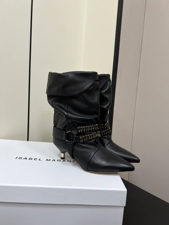 Isabel Marant 25Ss秋冬褶皱低跟短靴难得让我眼前一亮的小靴子 一上脚就被它的质感征服了 褶皱设计慵懒随性又藏着巧思 搭配按扣开合 鞋带处的圆环