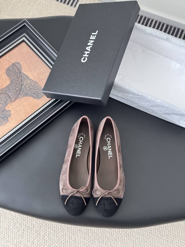 Chanel 新色芭蕾舞鞋原版1:1复刻 经典中的经典 无论搭配裤装还是裙装都是完美 小圆头的设计很好的修饰脚型 ，小仙女们必备！跟高：2.5Cm码数 ：35-