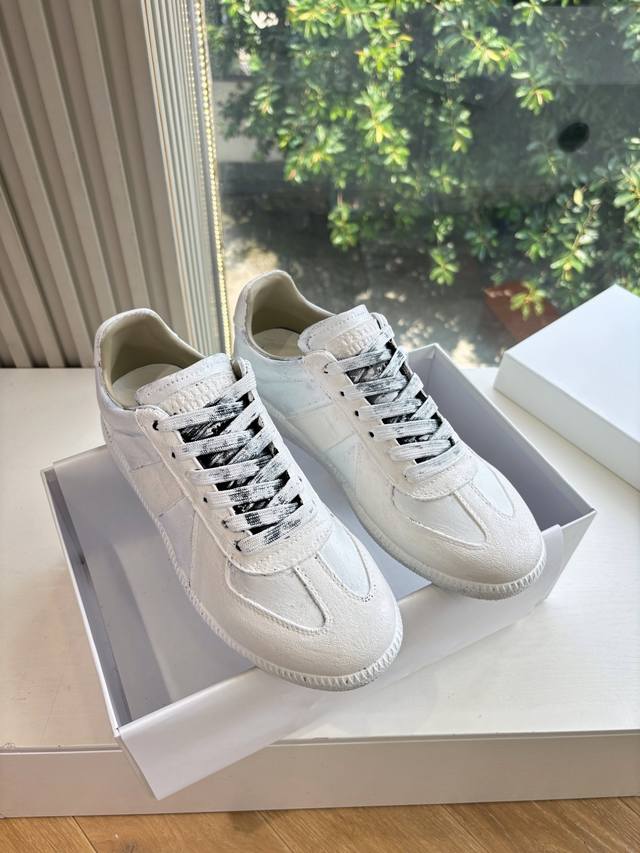 G035顶级版本 代购级别Maisonmargiela Mm6德训休闲鞋鬼才设计师品牌，一个轻奢品牌上脚很百搭哦，也很随脚舒适，这一款德国训练鞋延续了经典的T形