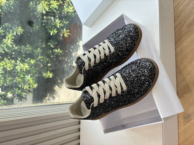 出货快G035所见即所得顶级版本 代购级别Maisonmargiela Mm6德训休闲鞋鬼才设计师品牌，一个轻奢品牌上脚很百搭哦，也很随脚舒适，这一款德国训练鞋