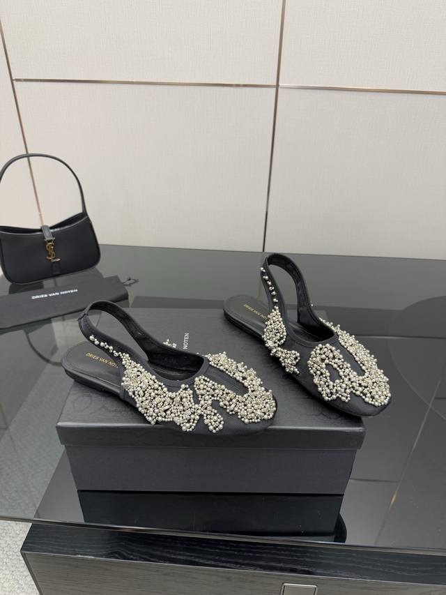 Dries Van Noten 25Ss 新款钉珠女鞋每一双都美的像艺术品上脚一定是非常瞩目的单品仙女们可以冲当代女性应该自己拥有的“水晶鞋”鞋面：网面钉珠垫脚