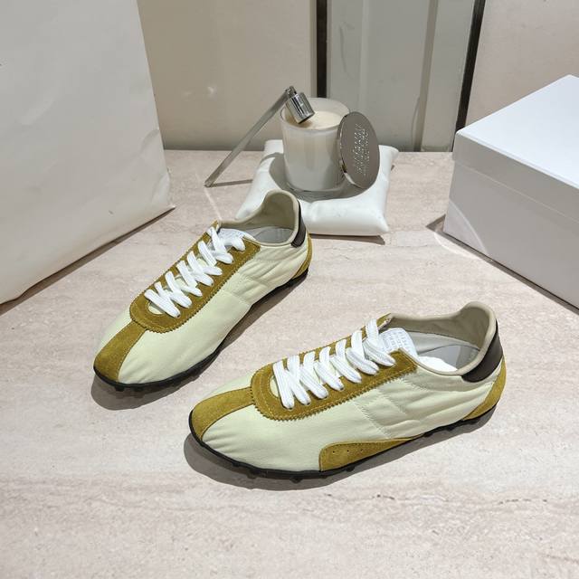 延续品牌独具辨识度的解构主义美学，Maison Margiela 2025春夏系列新款上架！新款Sprinters运动鞋轮廓采用做旧感尼龙与复古处理麂皮制成，灵
