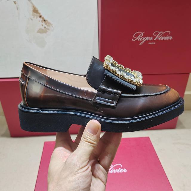 Roger Vivier 225 罗杰维维亚春夏新款花朵钻扣乐福鞋单鞋，亮面漆皮搭配钻扣，一眼被惊艳到仙女们确定不拿下这款绝美玛丽珍单鞋气场妥妥的安排上夏日搭配