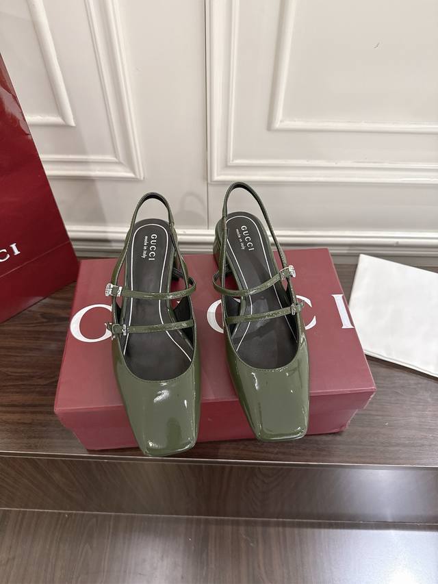Gucci 水晶钻镶嵌双G扣露跟浅口后系带凉鞋这款女士浅口鞋以柔软亮泽的漆皮匠心打造。鞋型线条优雅利落，兼具百搭与精致格调。精巧的双G 镶嵌水晶细节为造型增添闪