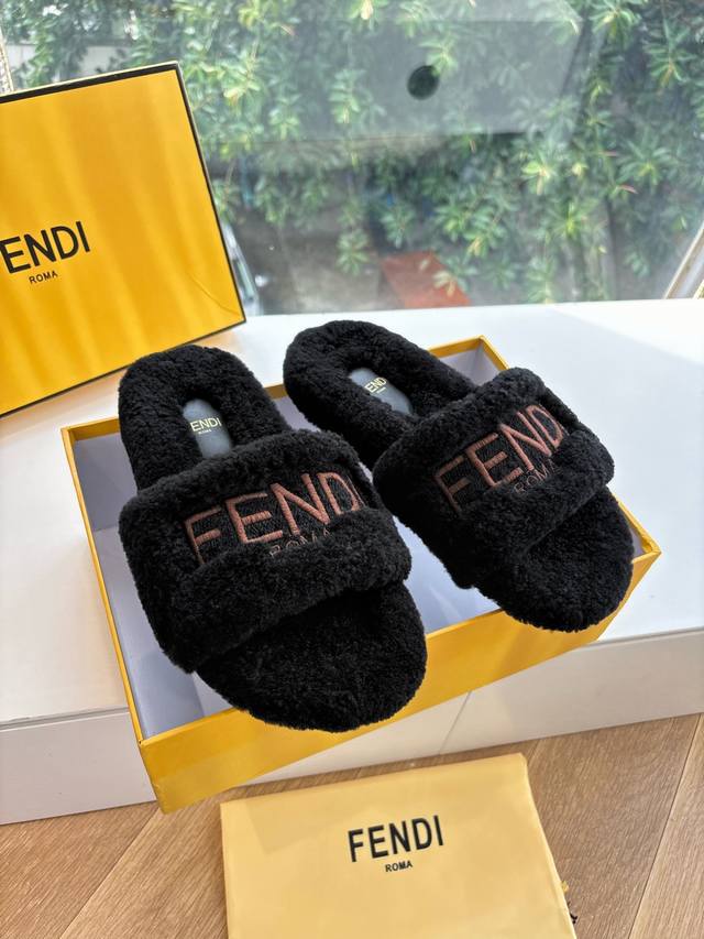 G021顶级版本Fendi 芬迪毛拖走秀主推系列，新品上线，芬具桌脚设计灵感改创于今年秀场的主推系列鞋履 当季新品拖鞋，众所周知，鞋子永远设计为高级感满满的，高